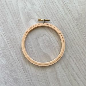 3/$20 DARICE 🍃 4" Wood Embroidery Hoop